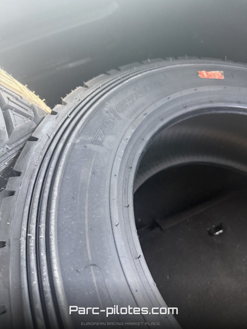 Deux pneus Nova 205/65R15